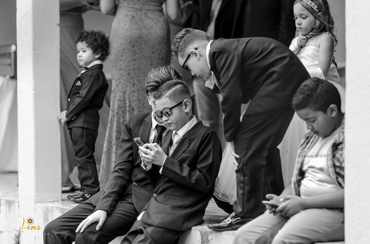 garotos de preto olhando para celular