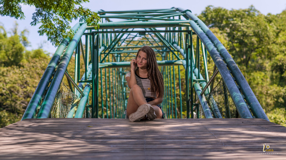 modelo com pernas cruzadas