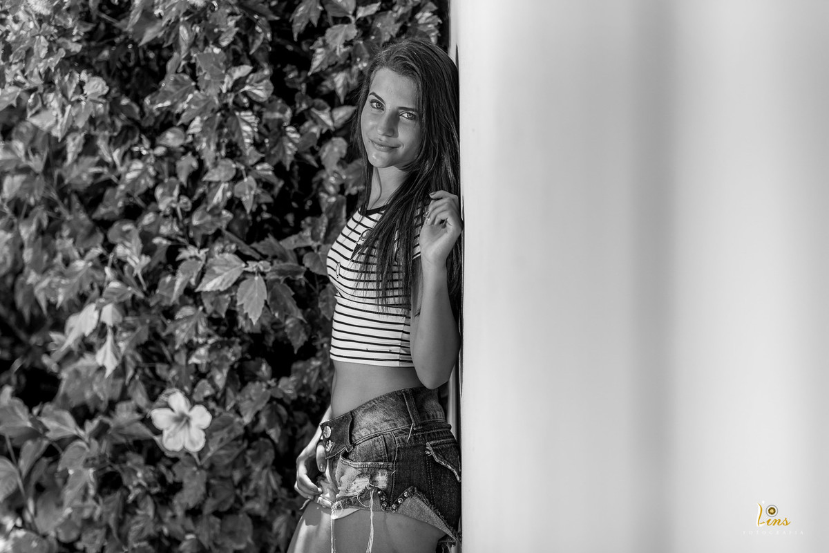 foto na parede com mão para o alto