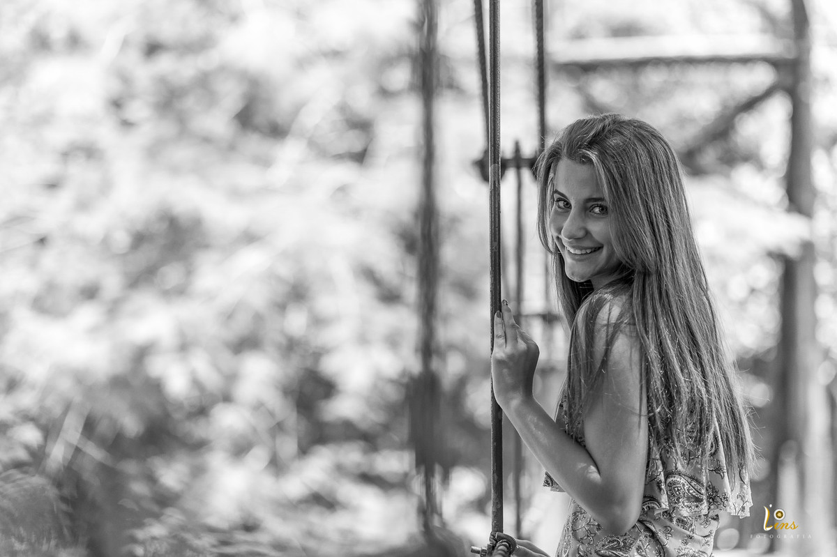 sorrindo e olhando para camera