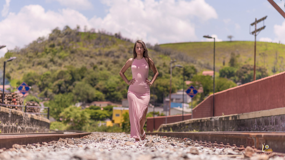 posando com a mão na cintura trilho de guararema