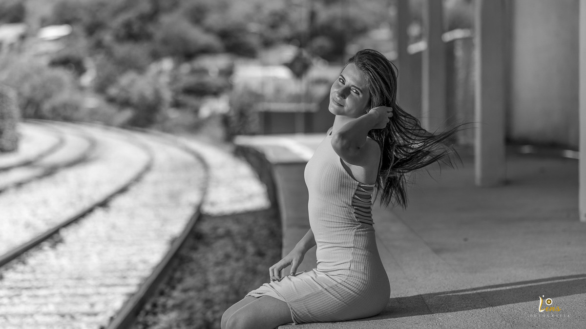 movimentando o cabelo na foto do trilho