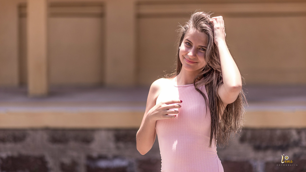 sorrindo e olhando para camera