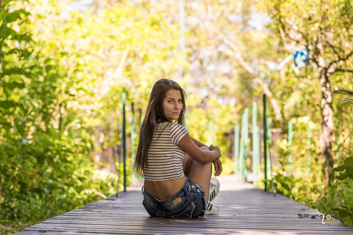 sentada olhando pra trás em guararema