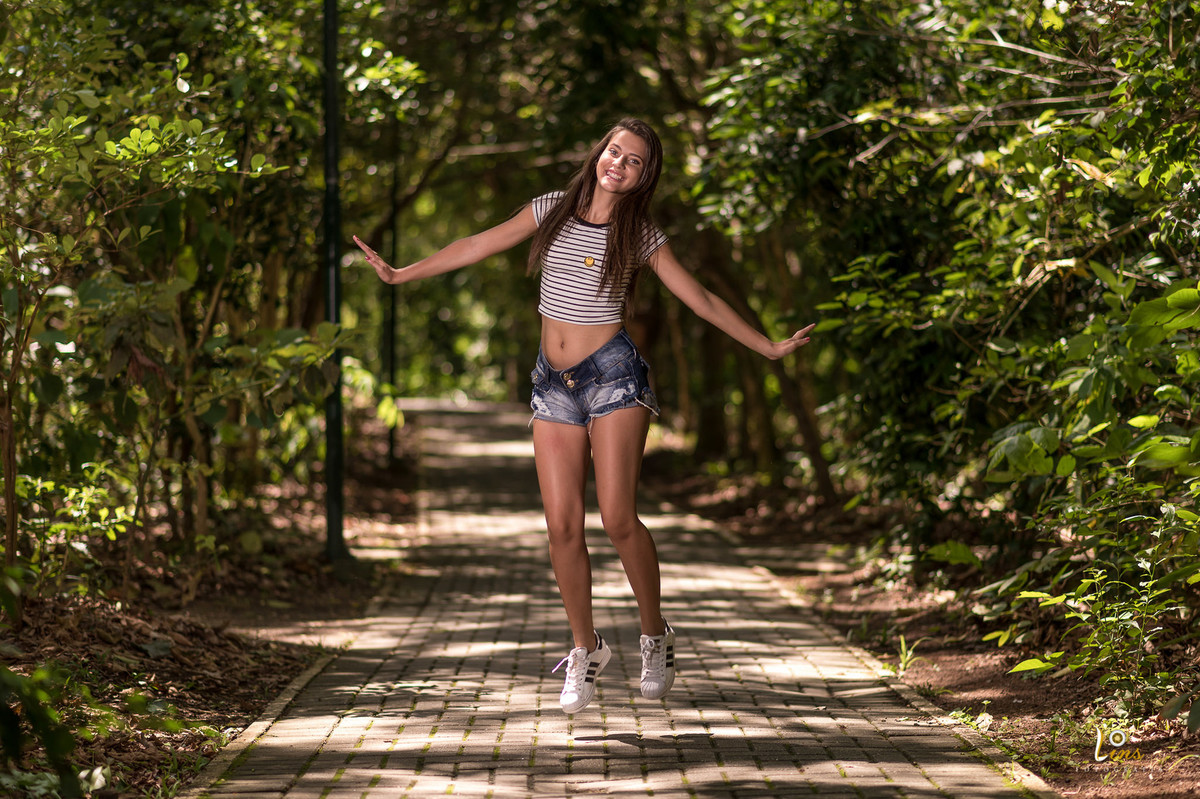 debutante sorrindo e pulando