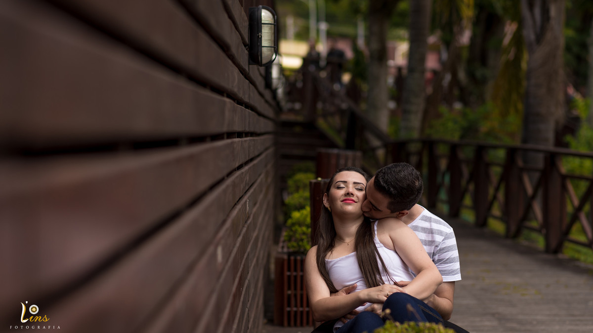 noivo beijando pescoço da noiva