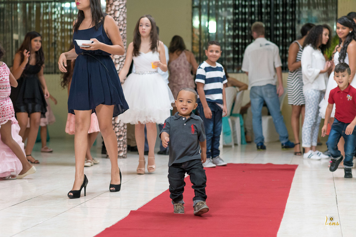 garoto andando no tapete vermelho