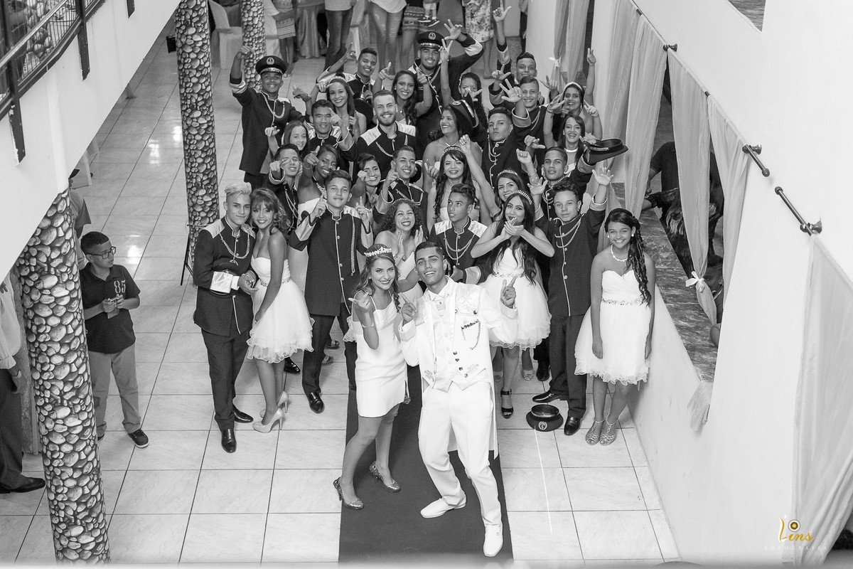 olha a foto com os 15 casais