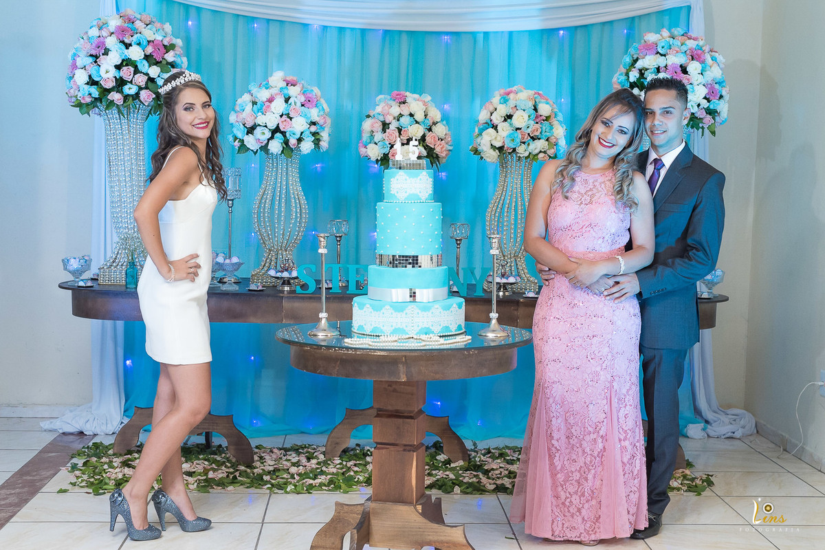 casal abraçado e filha sorrindo para foto