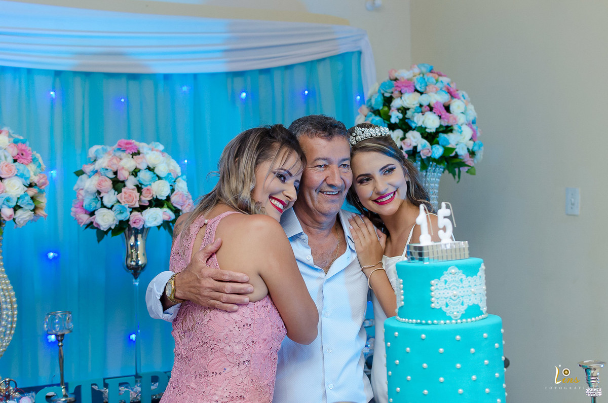 avó sorrindo com filha e neta