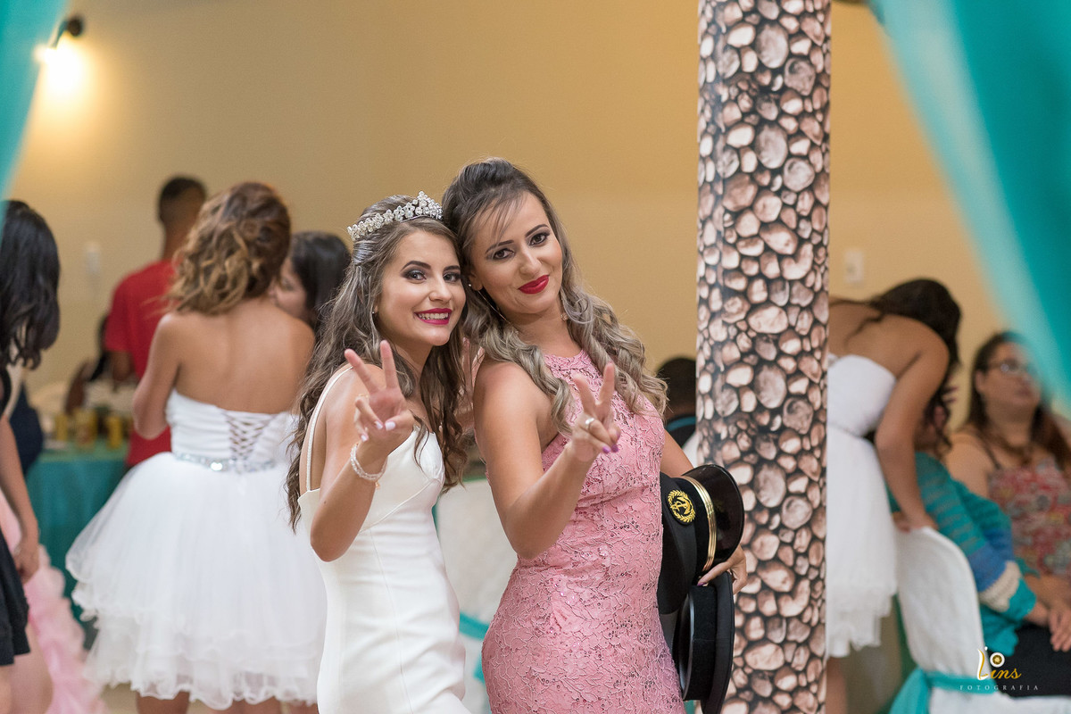 mãe e filha fazendo sinal de paz e amor