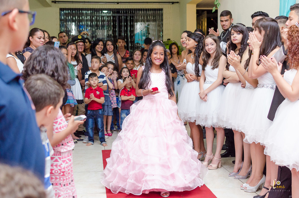 garota levando o anel de 15 anos