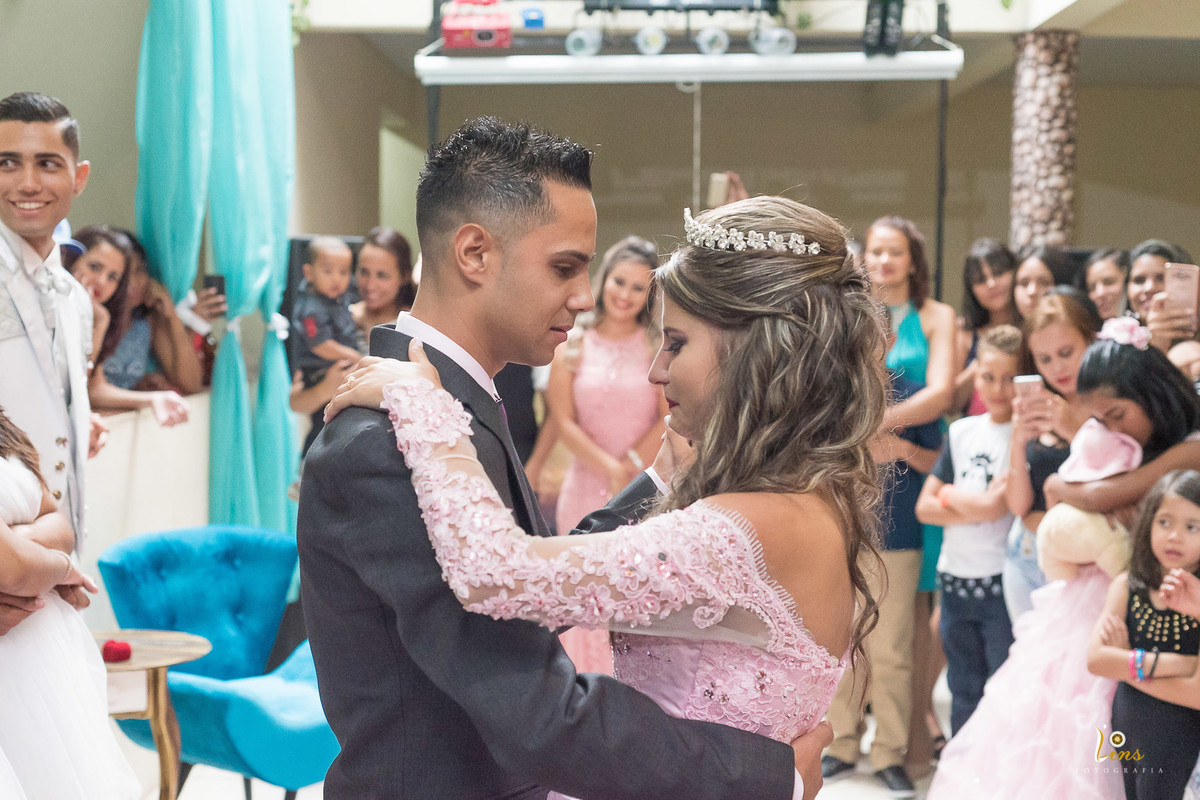 dançando e se emocionando na valsa