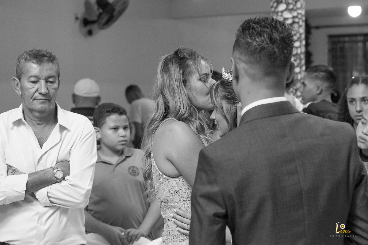 beijo da mãe na testa da filha debutante