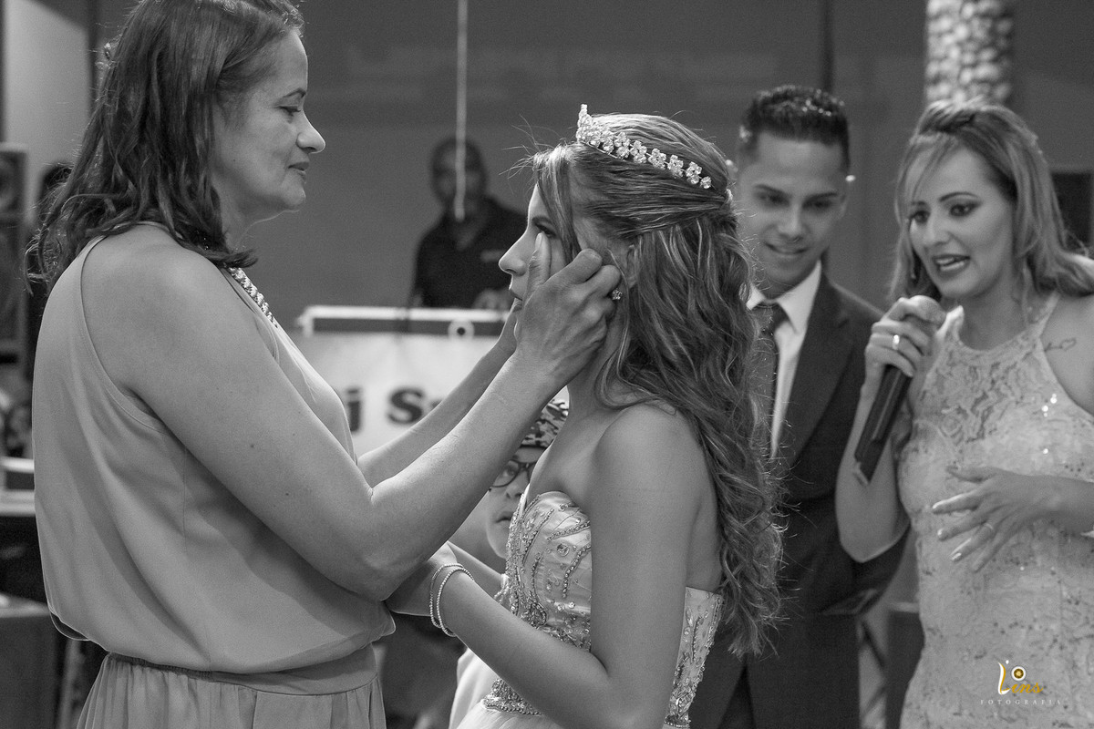 vó limpando lagrimas no meio da pista