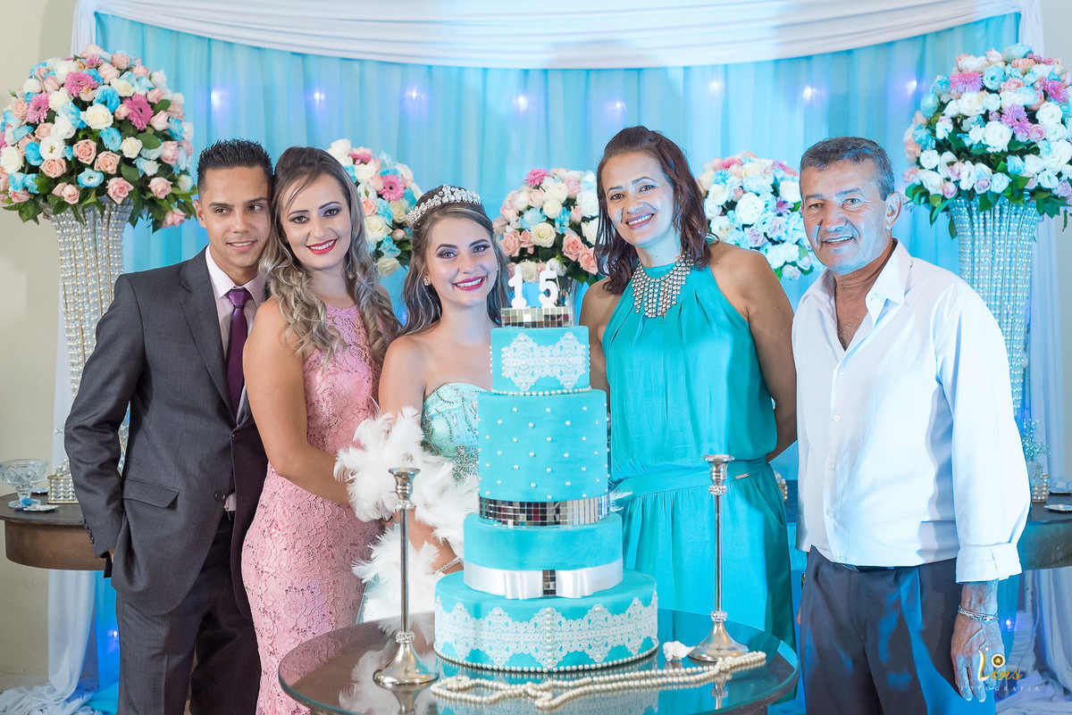 família reunida na mesa do bolo