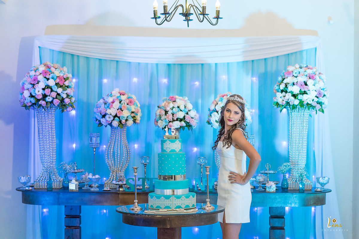 foto debutante na mesa do bolo