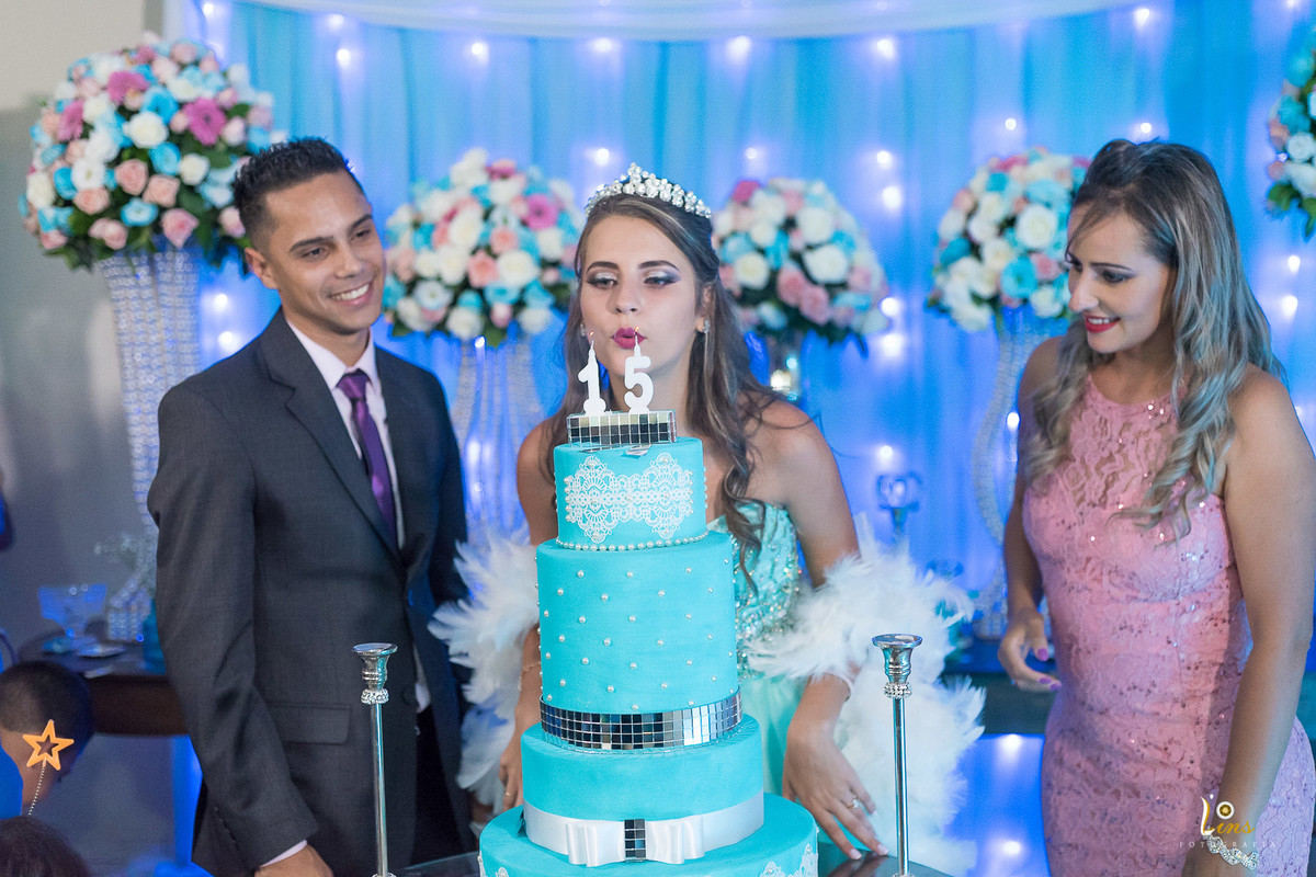 apagando a velinha e fazendo o desejo