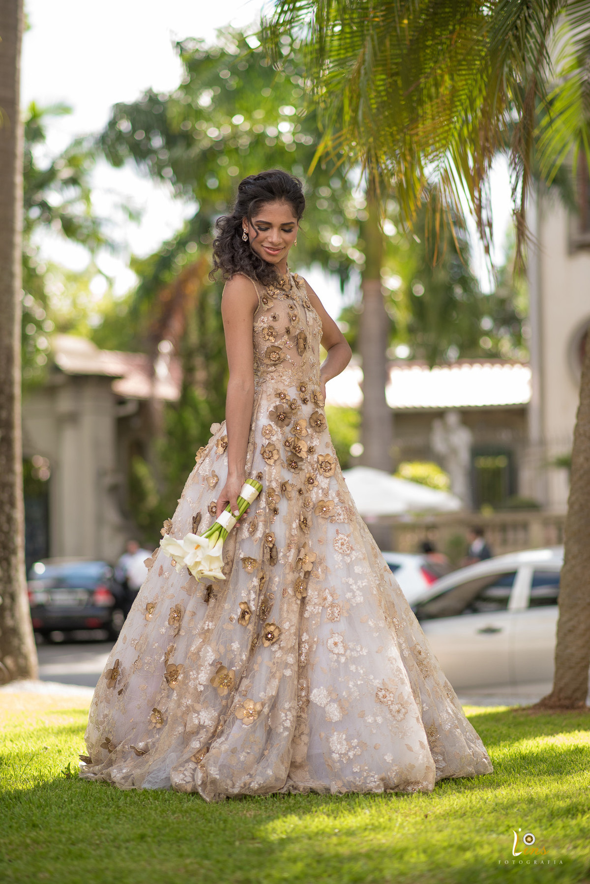 Noiva retocando seu cabelo para fotos