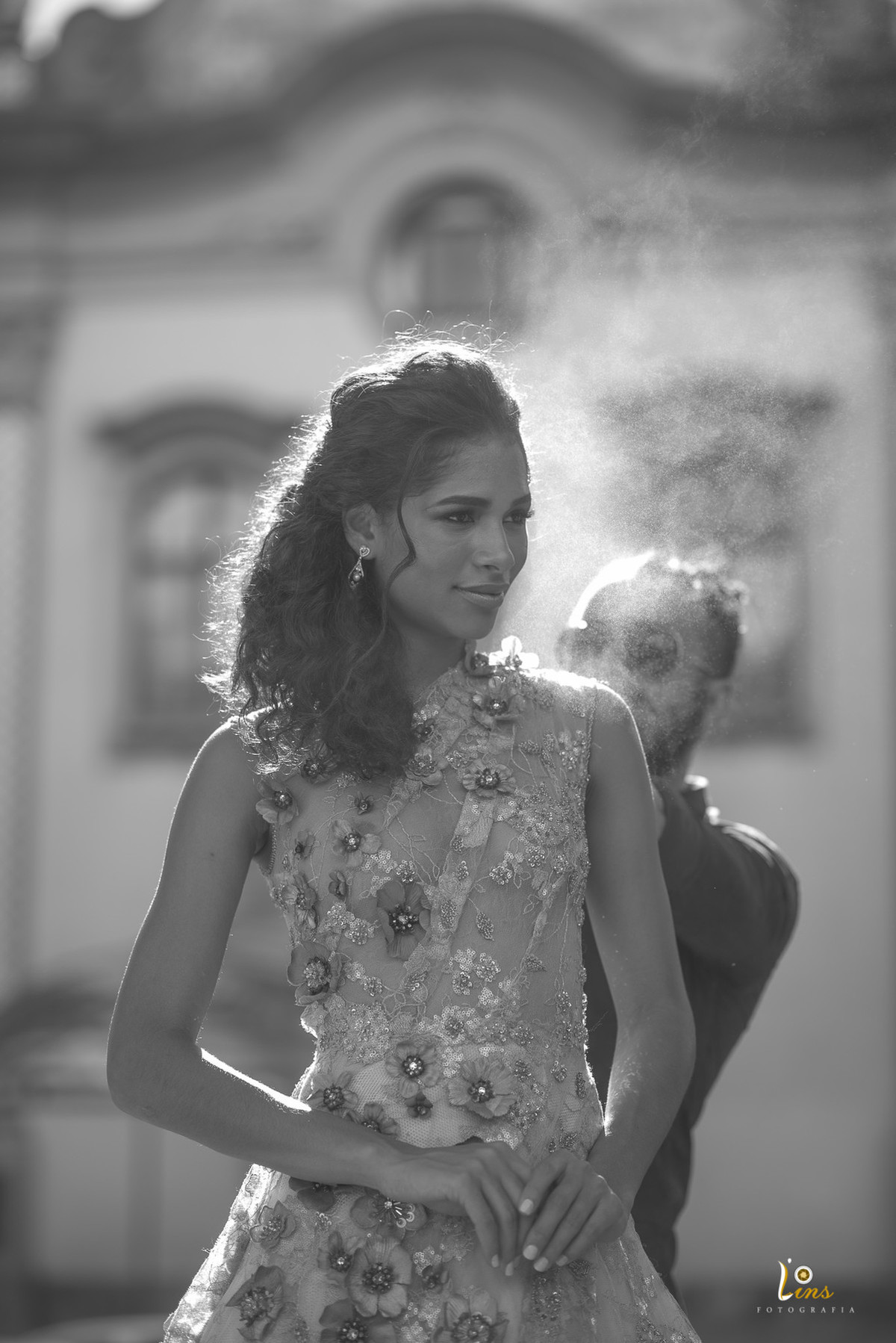 noiva em making of em frente a igreja