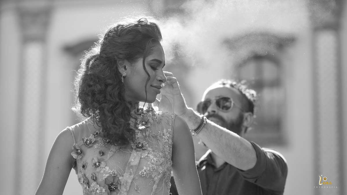 noiva em making of em frente a igreja