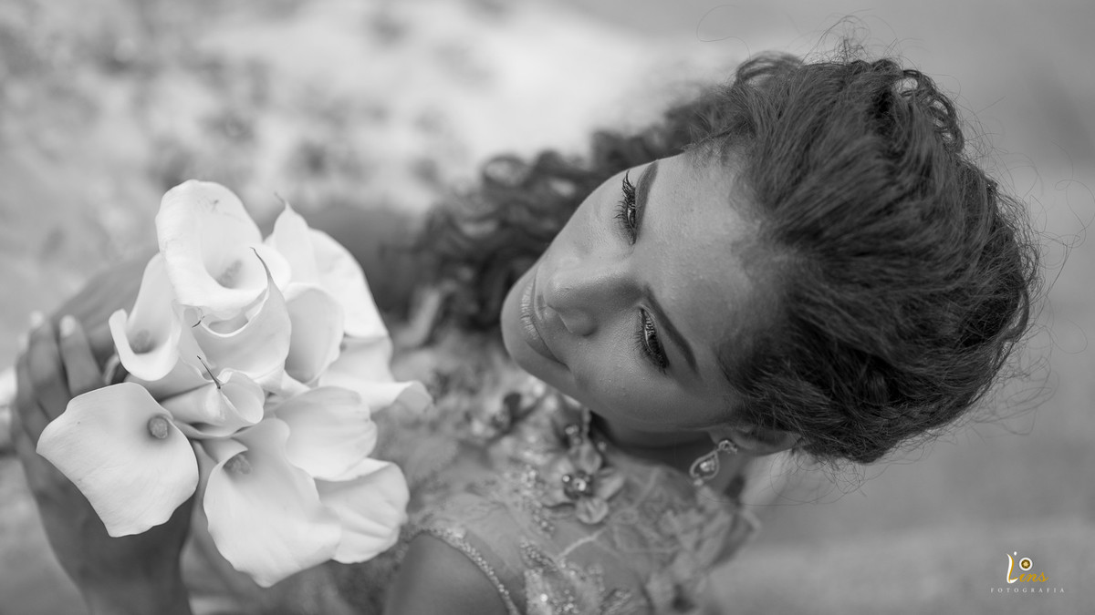 Noiva olhando para seu lindo Buque de noiva orlando quintale