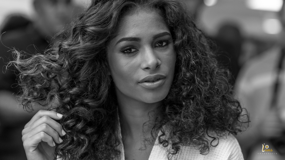 close de noiva com cabelos ao vento