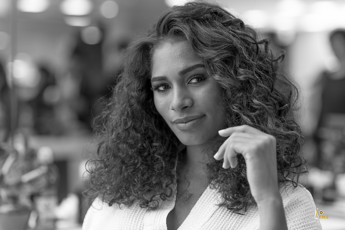 noiva sorrindo e olhando para foto