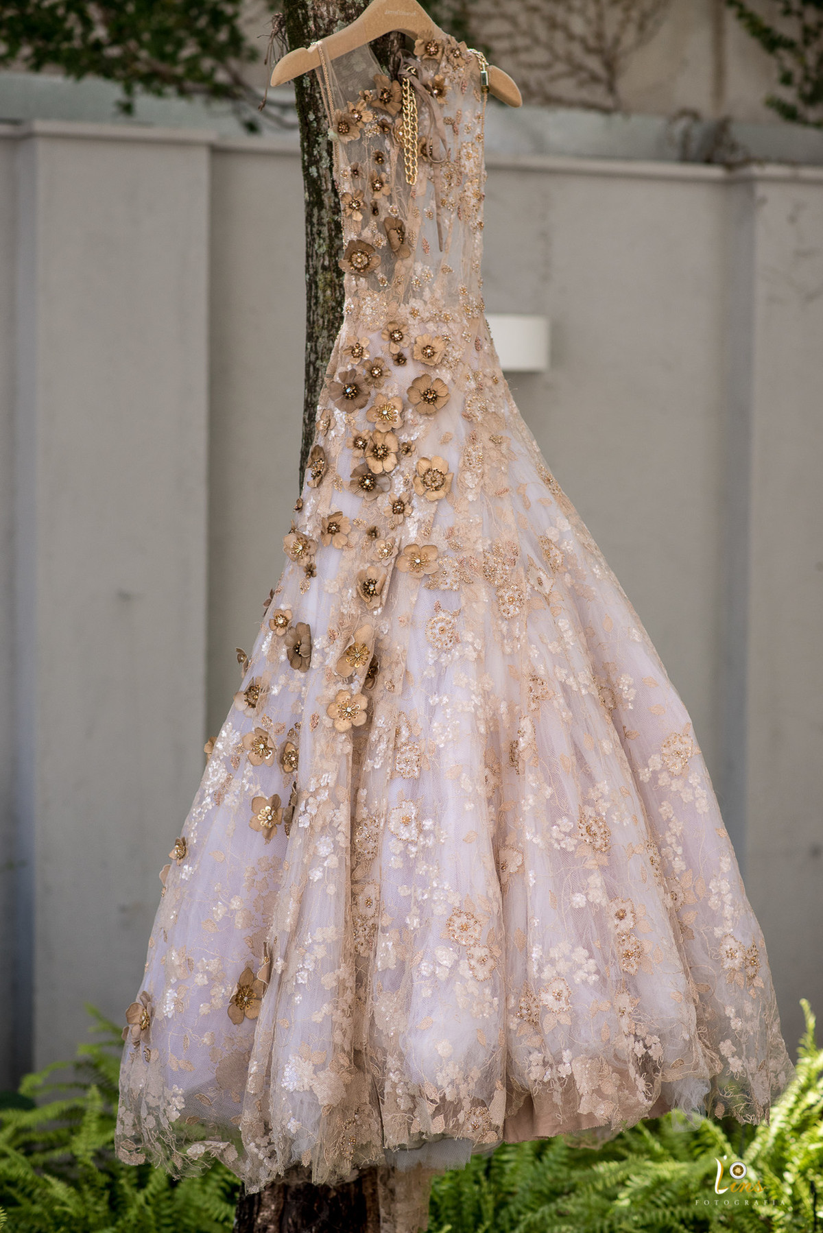 vestido de noiva pindurado na arvore Estilista samuel cirnansck