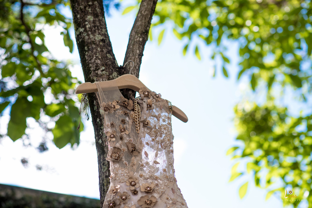 vestido de noiva pindurado na arvore Estilista samuel cirnansck