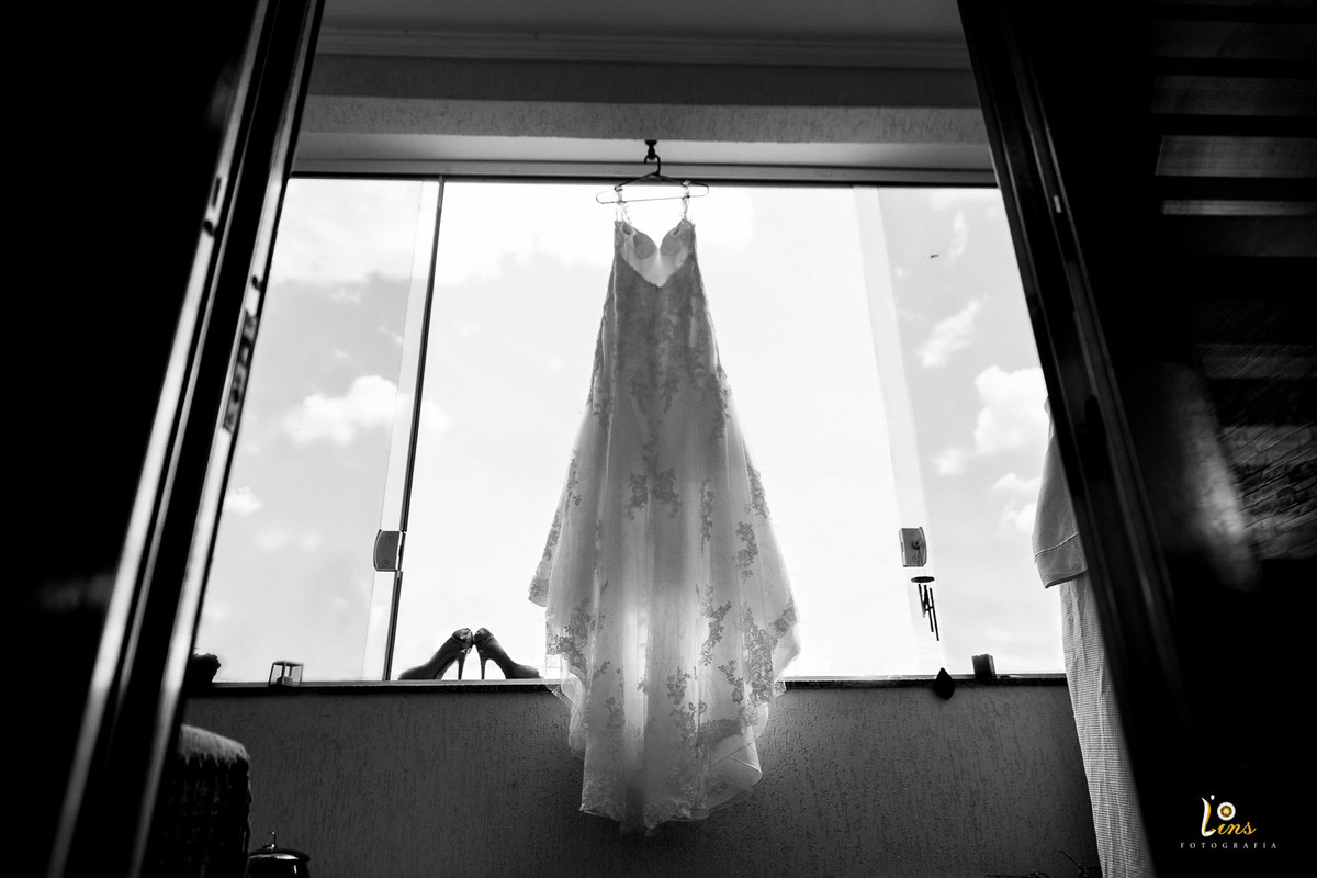 vestido da noiva e sapato na janela