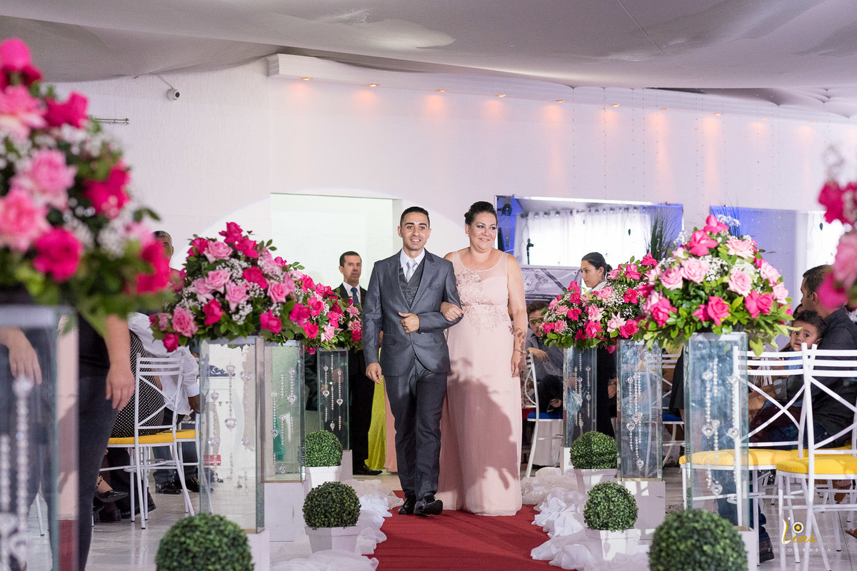 entrada do noivo com sua mãe, fotografo de casamento em guarulhos