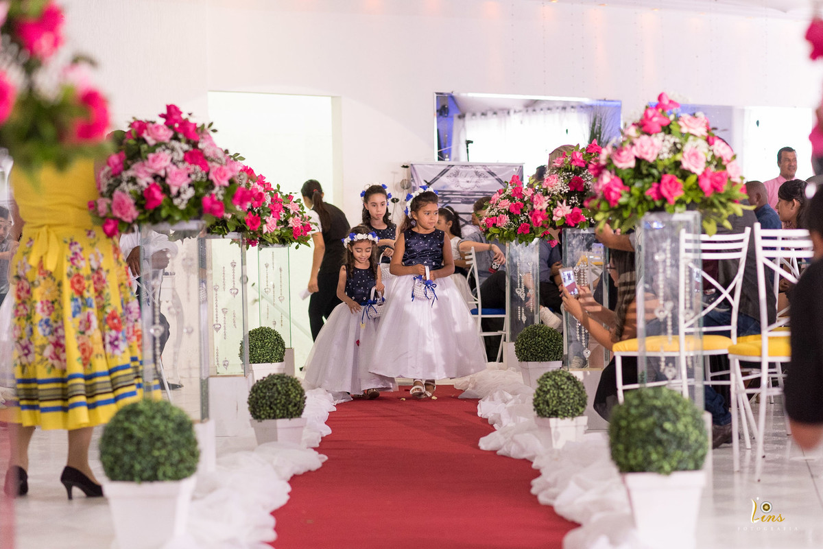 casamento em guarulhos, florista na entrada da cerimonia