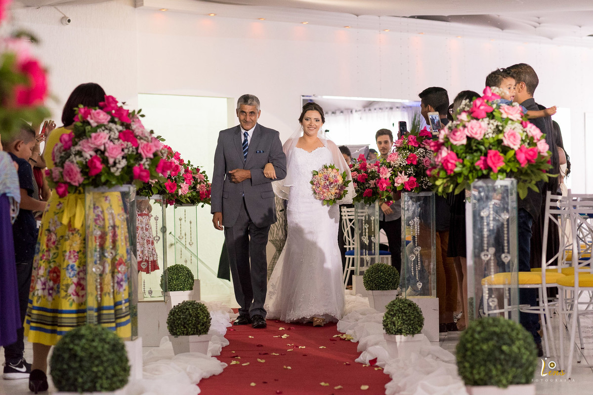 noiva com vestido lindo em tapete vermelho, fotografo de casamento em guarulhos