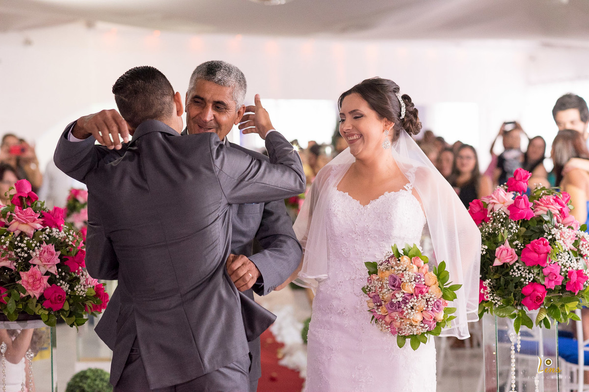 abraço do Genro e noiva sorrindo, fotografo de casamento em guarulhos