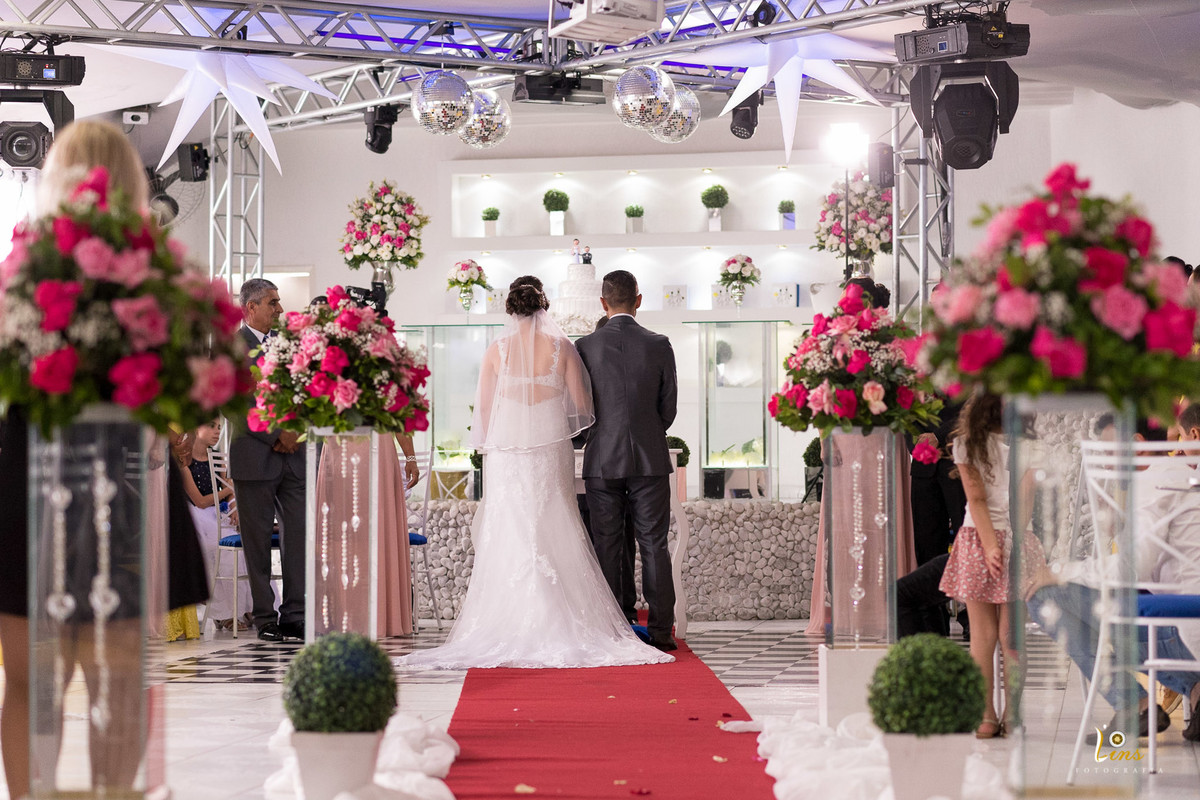 casal de frente ao altar, salão para casamento em guarulhos, fotografo de casamento em guarulhos