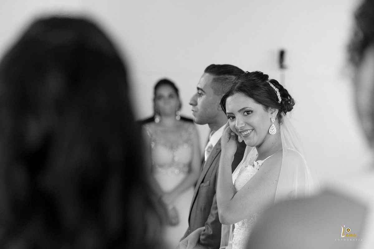 noiva com sorriso espontâneo na cerimonia, fotografo de casamento em guarulhos