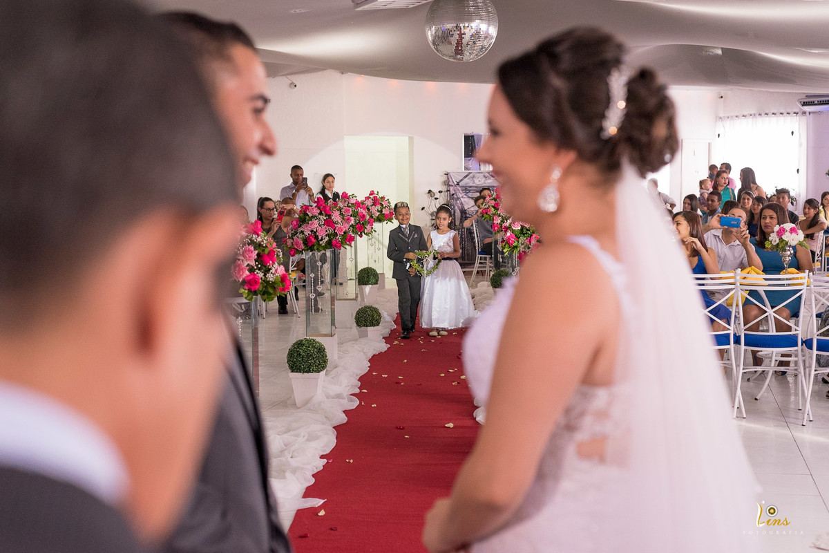 entrada da aliança de um angulo diferente, fotografo de casamento em guarulhos