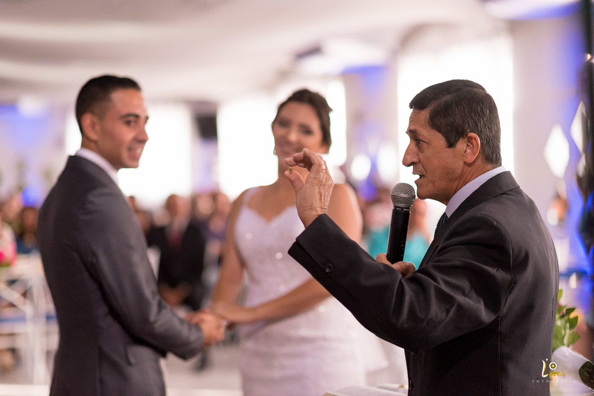 pastor mostrando aliança na mão, fotografo de casamento em guarulhos