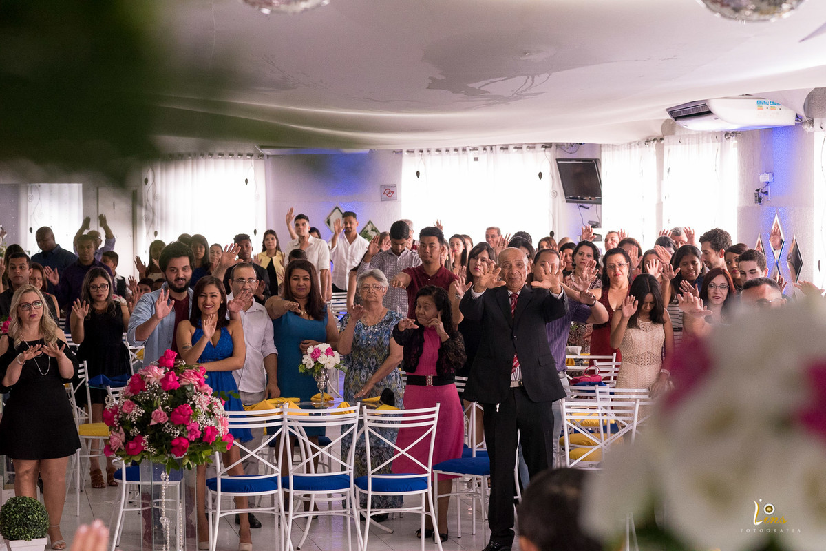 convidados orando por casal no altar , fotografo de casamento em guarulhos