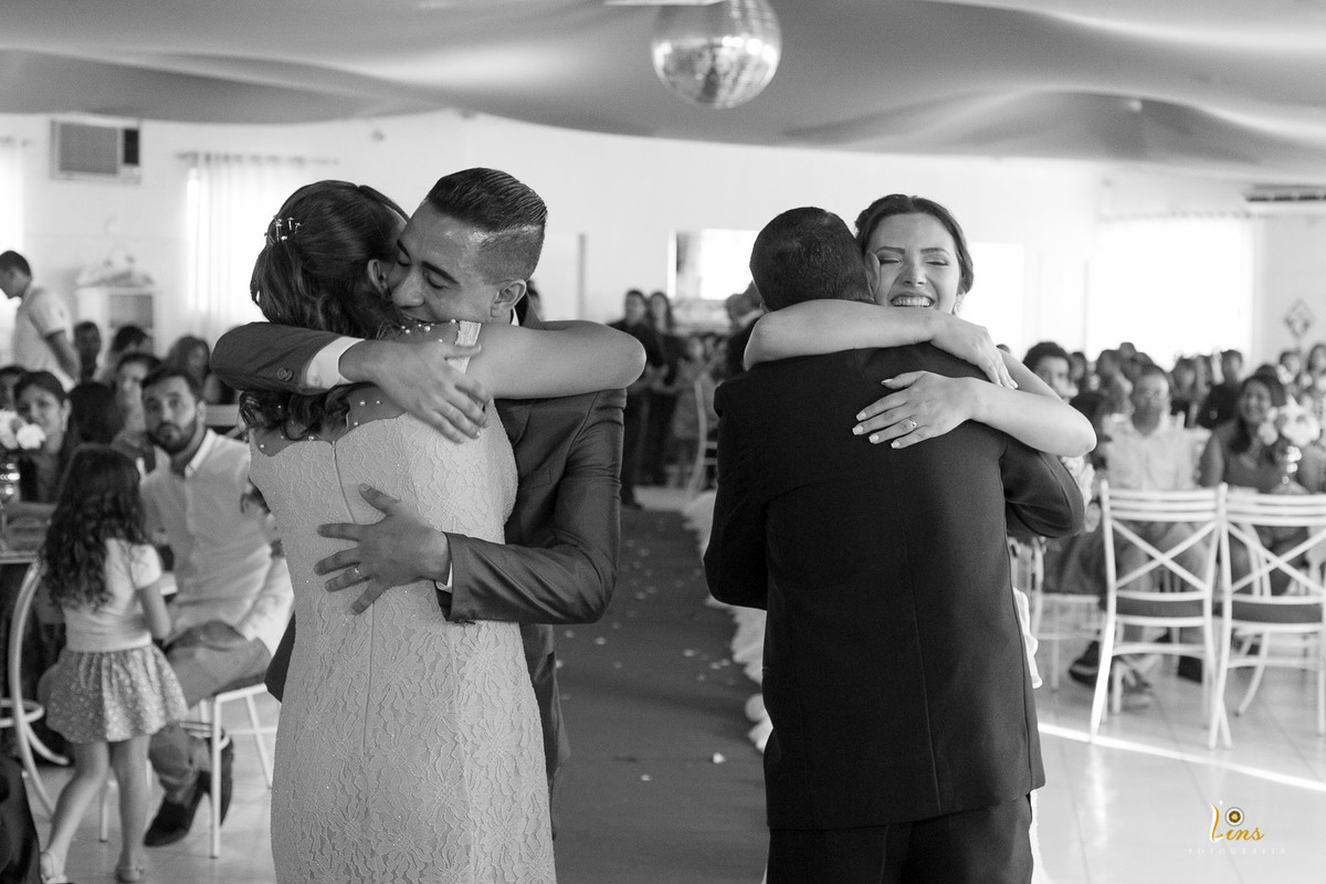 abraço sincero e emocionante no casamento, fotografo de casamento em guarulhos
