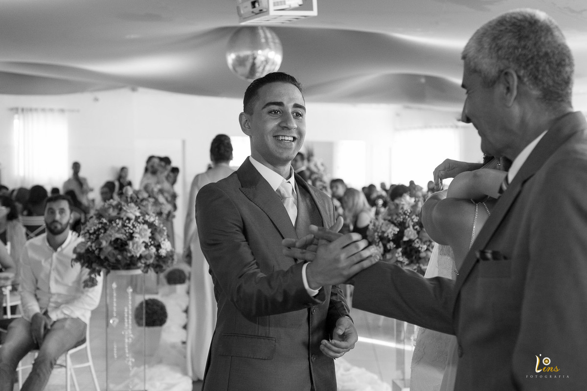 noivo cumprimentando padrinhos, fotografo de casamento em guarulhos