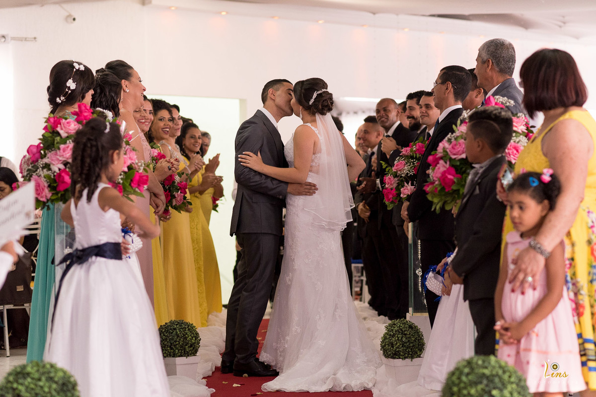 casamento em guarulhos, beijo do casal no tapete vermelho