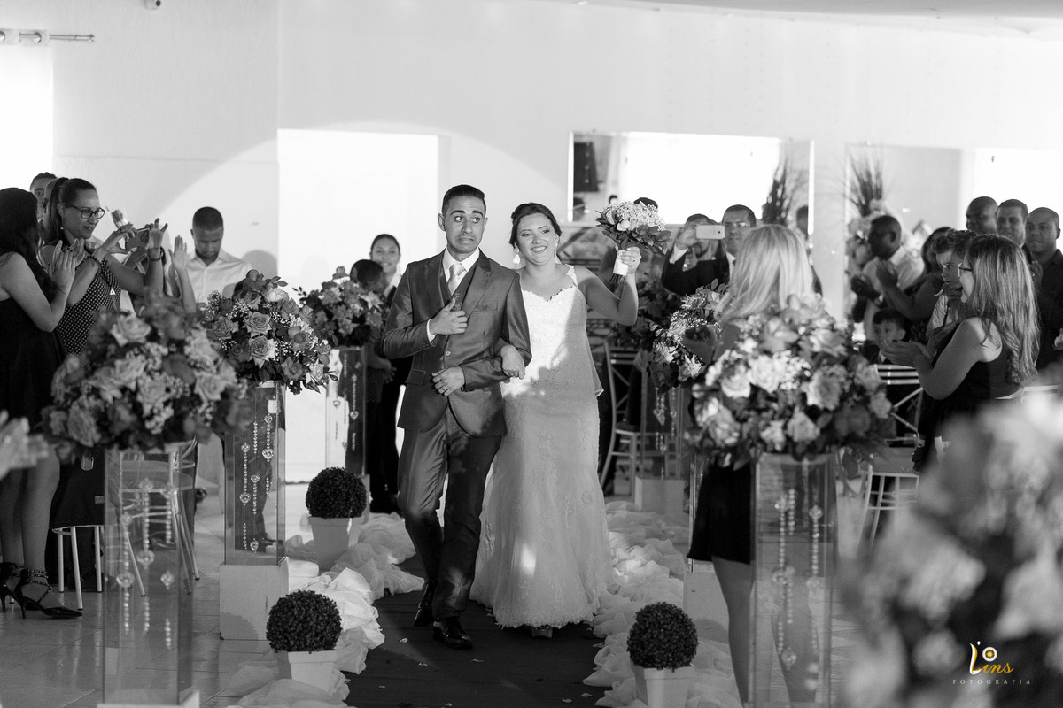 entrada dos recém casados para festa, fotografo de casamento em guarulhos