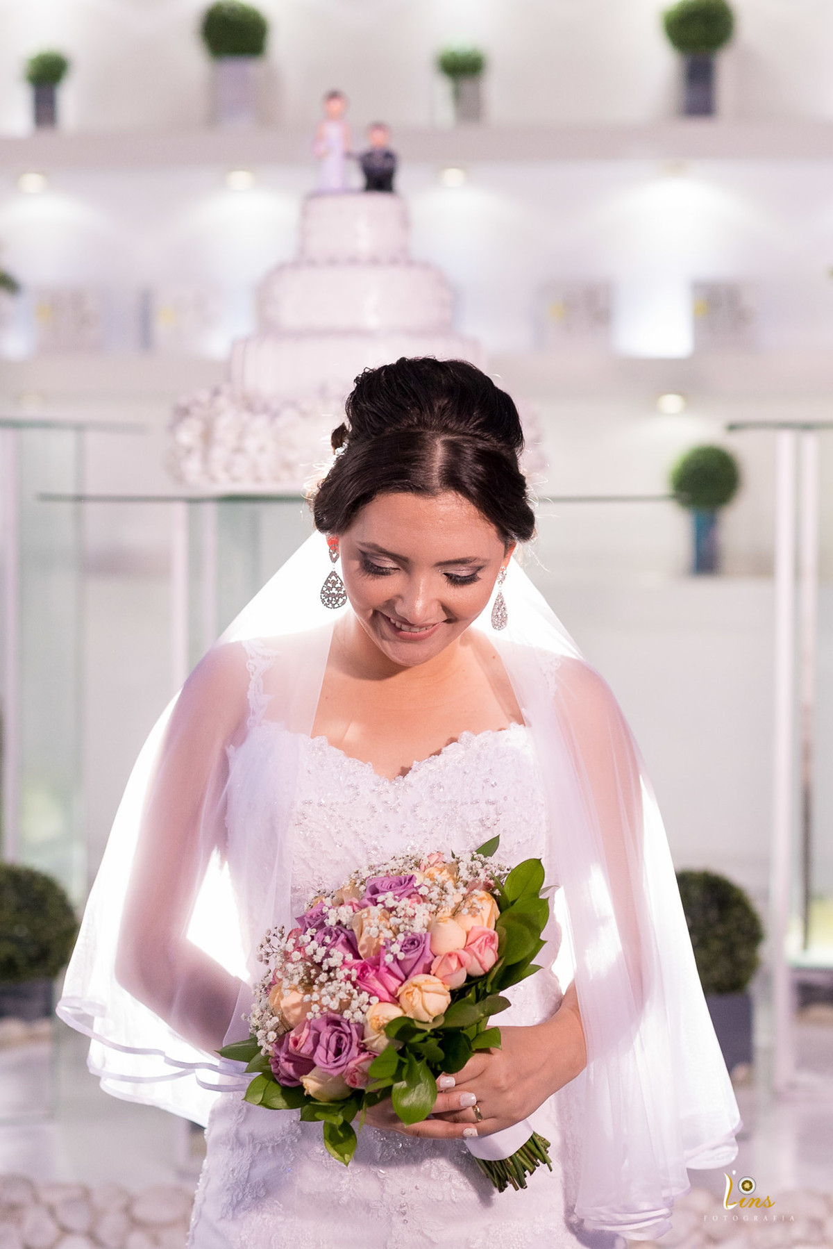 noiva linda posando com boque e vestido lindo, fotografo de casamento em guarulhos