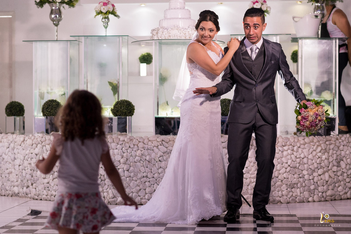 reação engraçada do noivo ao ver criança na festa , fotografo de casamento em guarulhos