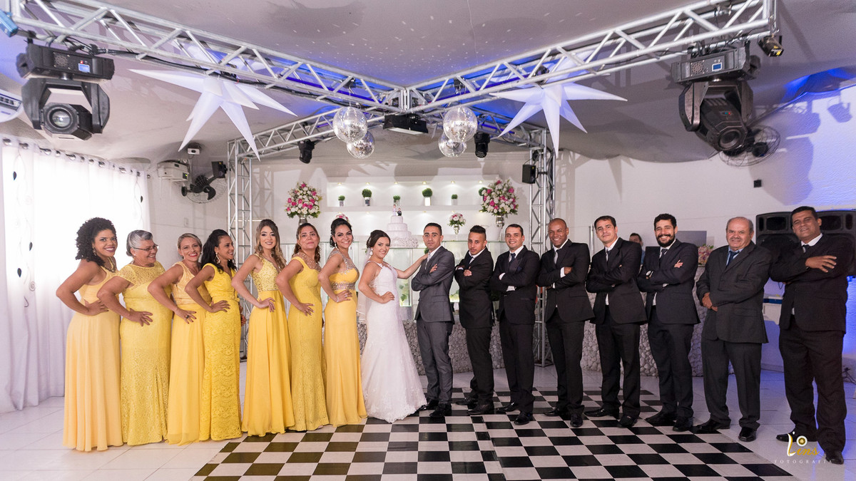 madrinhas e padrinhos posando junto ao casal para foto, salão de festas em guarulhos 