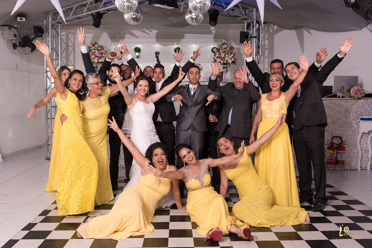 fotos com todos os padrinhos se divertindo, casamento em guarulhos Sp