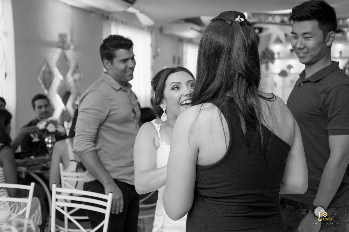 momentos espontâneos da noiva e seu convidados, fotografo de casamento em guarulhos