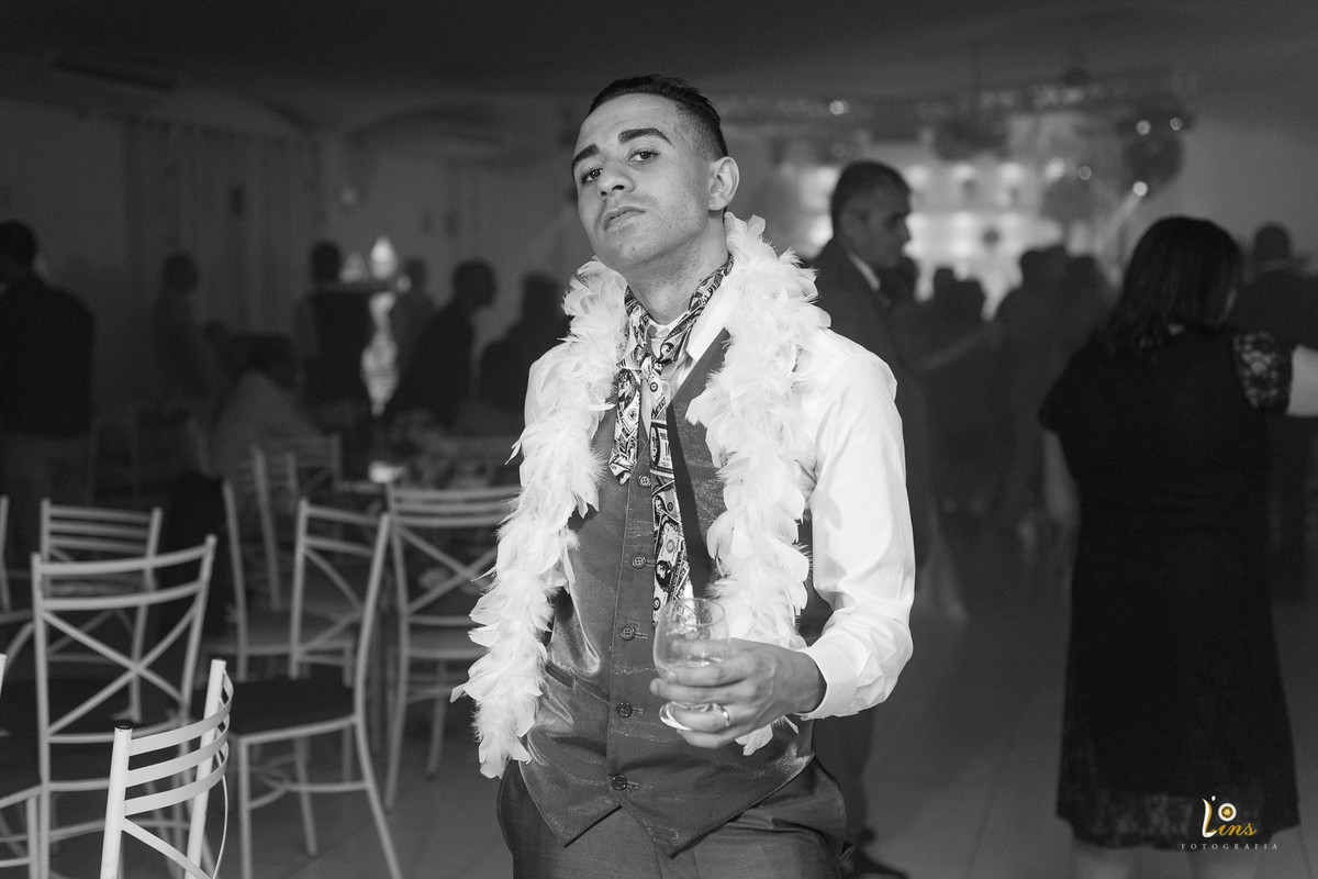 Noivo posando com roupa de balada e copo de bebida, fotografo de casamento em guarulhos